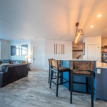 Fully Renovated Ski-In/Out Loft With Private Hot Tub! Golden Buitenkant foto