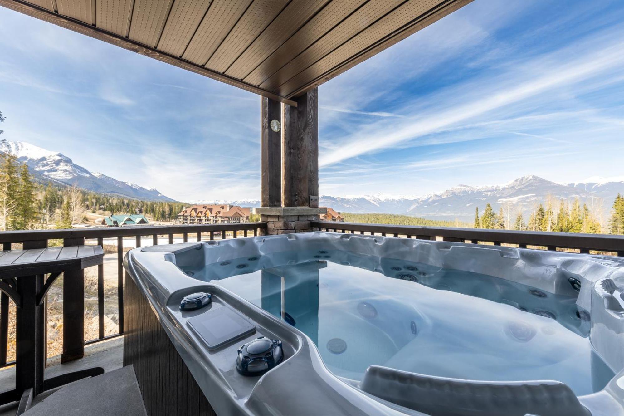 Fully Renovated Ski-In/Out Loft With Private Hot Tub! Golden Buitenkant foto